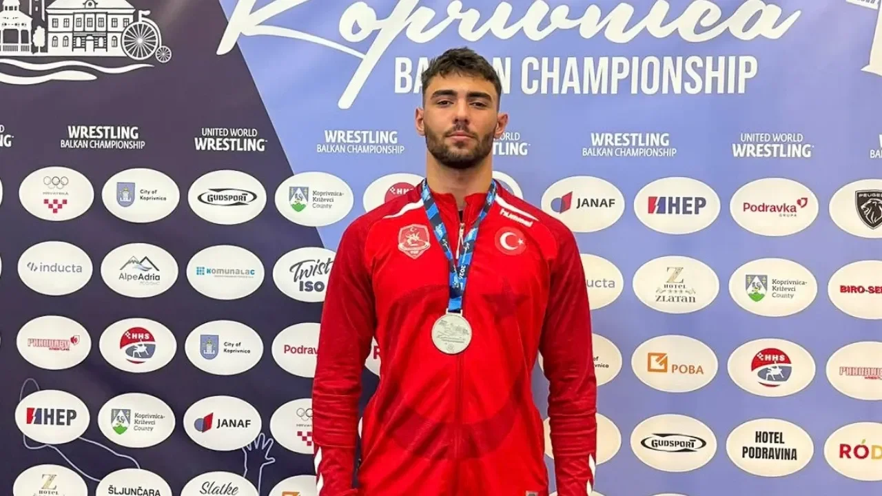 İzmirli güreşçiden Balkan Şampiyonası’nda gümüş madalya