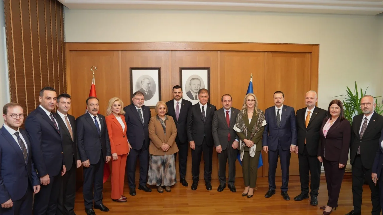 İzmir'de AK Parti zirvesi! AK Partili İnan'dan "birlikte çalışma" mesajı
