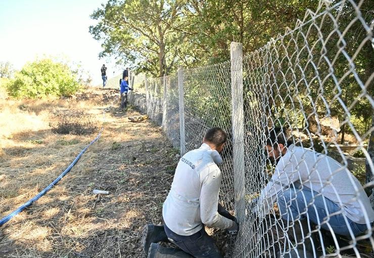 Büyükşehir’den Kırsaldaki Mezarlıklarda Tel Çit ve Bakım Onarım Çalışması