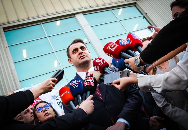 Güç’ten Cemil Tugay’a İstifa Çağrısı: “İzmirli Senin İhanetini Asla Unutmayacak”