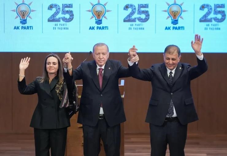 Başkan Tugay'dan 'eşim beni boşar' ifadelerine dair açıklama: Gereksiz bir vurgu oldu