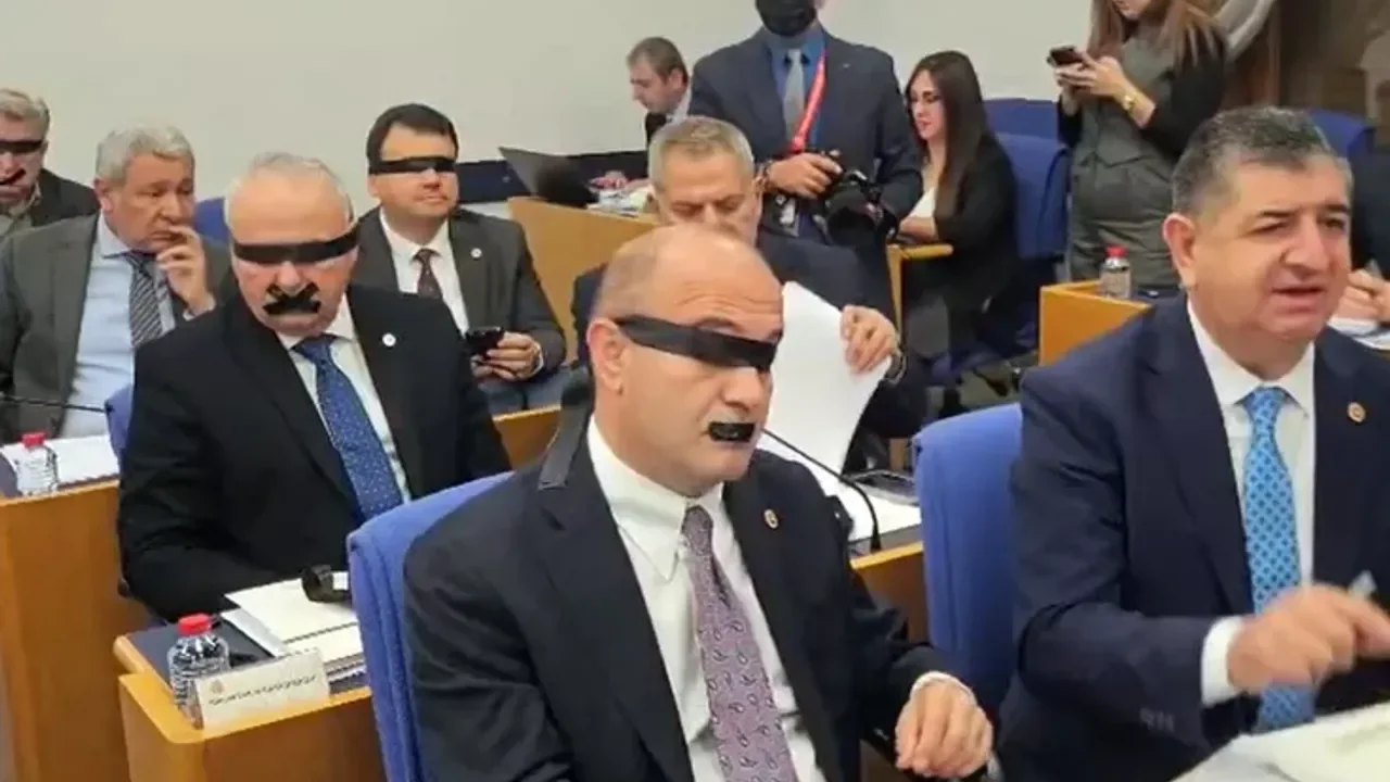 Halk TV kararına Yeni Partili vekillerden bantlı protesto