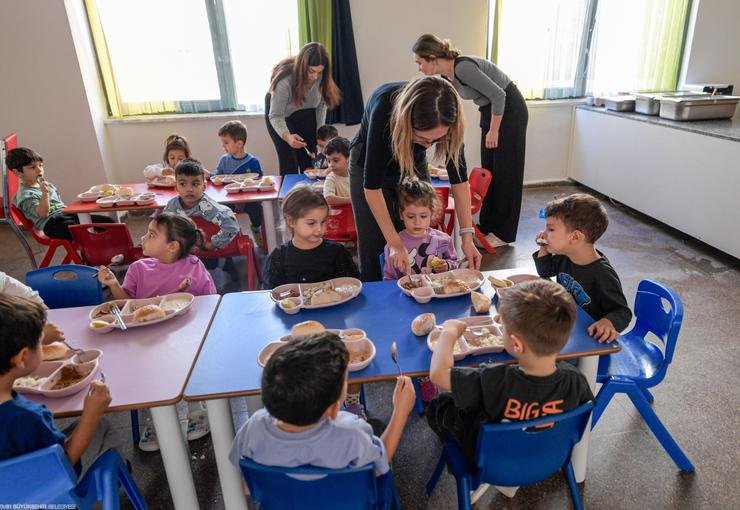 Büyükşehir Yuvamız İzmir’deki minikleri de unutmuyor