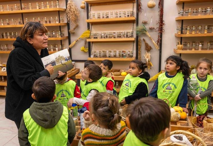 Bornova’nın minikleri 50 zeytin fidanını toprakla buluşturdu