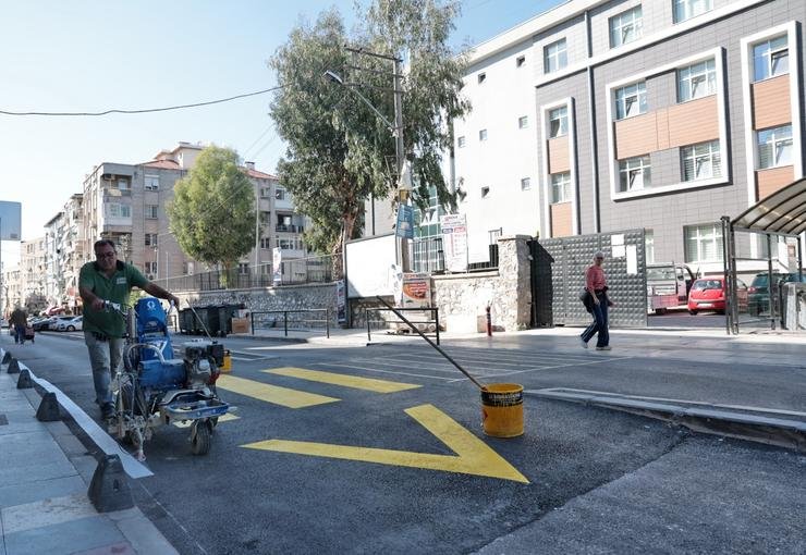 Beş okulun kullandığı sokağa Konak Belediyesi’nden güvenli dokunuş