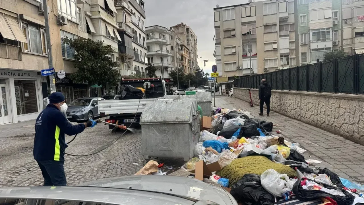 Karşıyaka'da muhtar çöpler için ilaçlama istedi