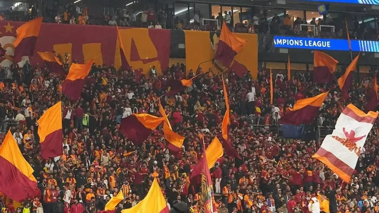 Galatasaray'da 3 futbolcuyla yollar ayrılabilir