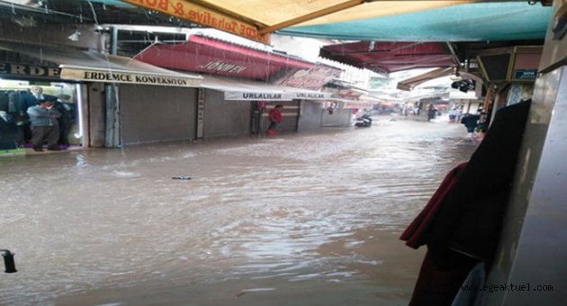 Sağanak Yağış İzmir'i Felç Etti