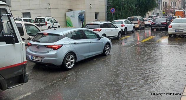 Sağanak yağmur İzmir'de etkili oldu