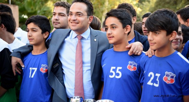 Sahada da hayatta da kazanıyorlar