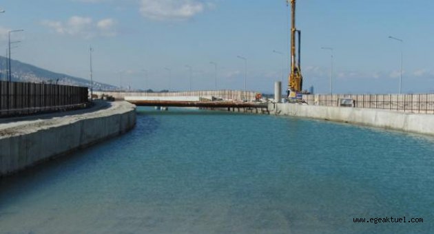Sahil Bulvarı'nda sızmayı önlemek için yeni kazık çakımına başlandı.