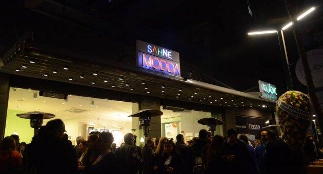 Sahne Modda Perdelerini Açtı 