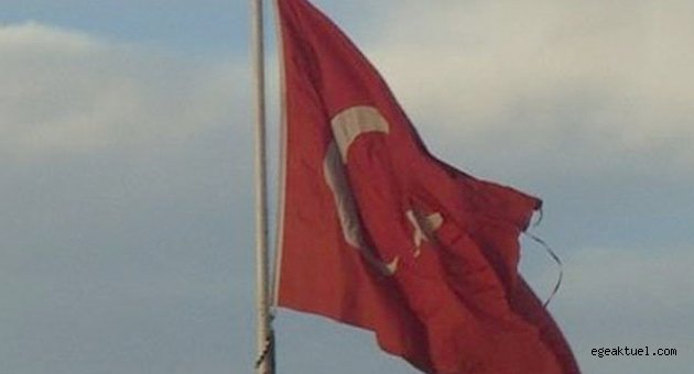 Sakarya'da Türk Bayrağının Yırtık ve Bakımsız Hali Tepki Çekti