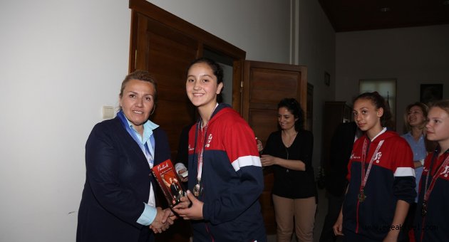 Şampiyon kızlar kupalarını Başkan’a getirdi