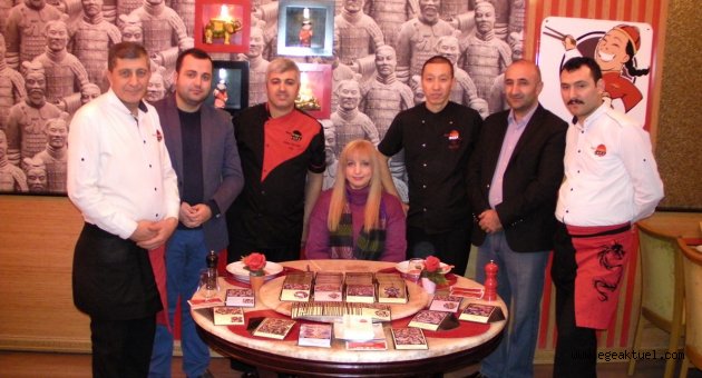 Sanatçı Zeynep Aslı Köstepen Kartpostal ve Pullarıyla farkındalık yaratmaya devam ediyor.