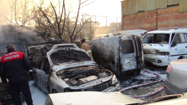 Sanayi Sitesinde Çıkan Yangında 11 Araç Yandı