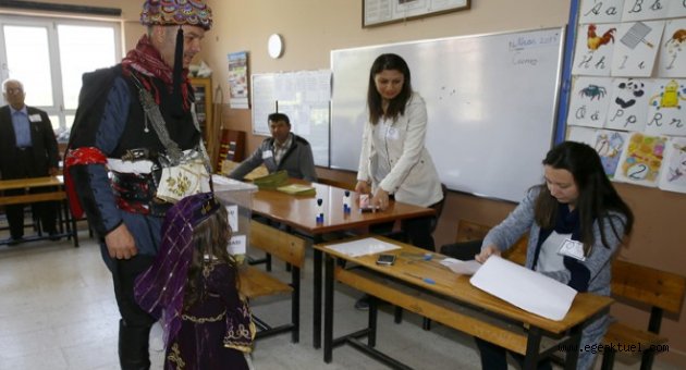 Sandığa efe kıyafetiyle gitti