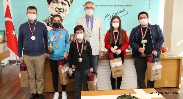 Satranç şampiyonları ödüllerini Başkan Arda’dan aldı