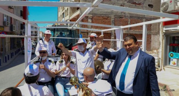 Seferihisar Belediye Bandosu’ndan Traktör Üzerinde Anneler Günü Konseri