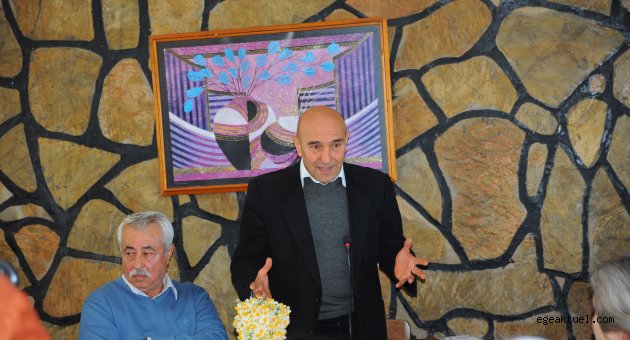 Seferihisar Belediye Başkanı Tunç Soyer;    -Hükümet, köylü köyü terk etsin, büyük şirketler  tarım yapsın, köylü de ucuz maden işçisi, inşaat işçisi olsun istiyor.