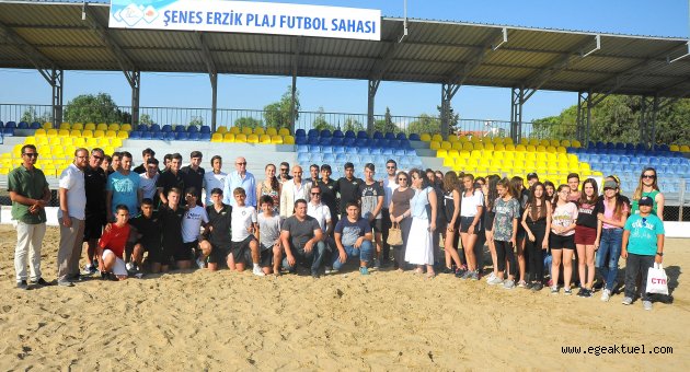 Seferihisar’da plaj futbol sahasina Şenes Erzik’in adi verildi