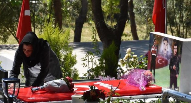 Şehit oğullarının kabirlerini ziyaret ettiler