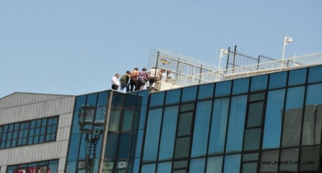 Sekiz katlı apartmanın çatısına çıktı 4.5 saatte ikna edilemedi!