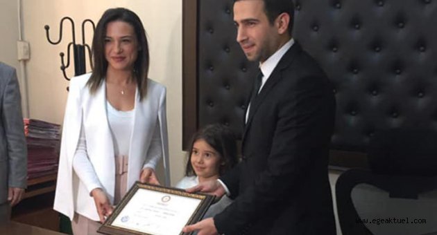 Selçuk'un ilk kadın belediye başkanı mazbatasını alıp, göreve başladı