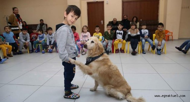 Sevimli köpekler Karşıyakalı miniklere hayvan sevgisi aşılıyor 