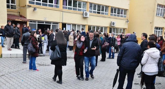 Sınav salonlarının kapıları 09.45'te kapatıldı. 
