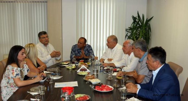 Sındır’dan İZSİAD’a ziyaret: Kentimize ortak akılla hizmet edeceğiz