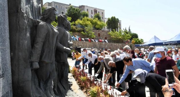 Sivas’ta 28 yıl önce yakılan aydınlar Karabağlar’da törenle anıldı