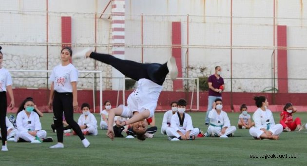 Spor kurslarına katılan çocuklar sertifika aldı