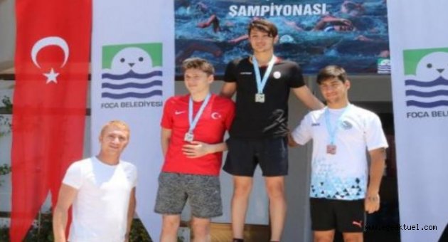 Su korkusunu yenip milli yüzücü oldu
