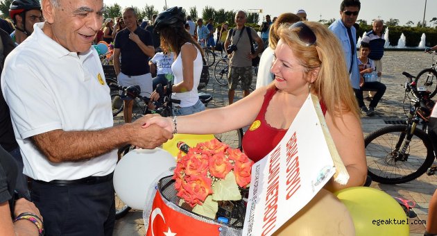 “Süslü Kadınlar” İzmir’i salladı