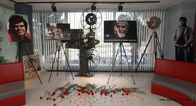 Tarık Akan’ı gençler karanfillerle andı