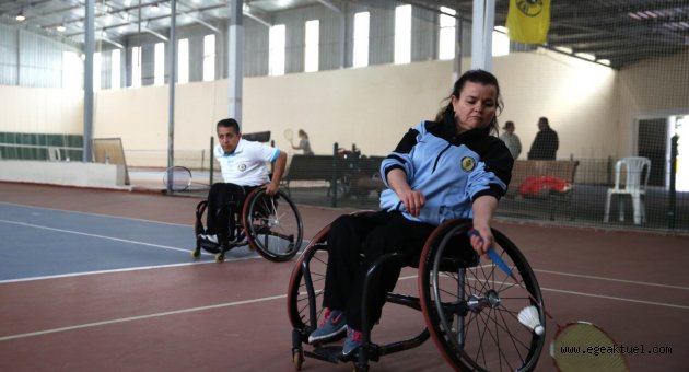  Tekerlekli sandalyeden şampiyonluk kürsüsüne