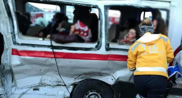 TIR, işçi servisiyle çarpıştı: 15 yaralı