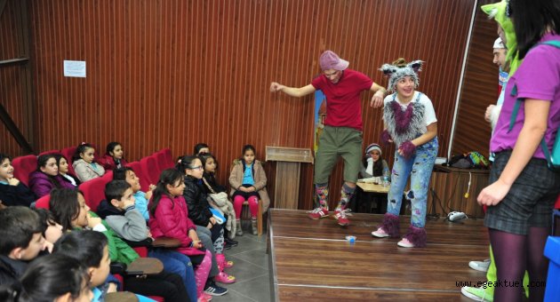 Tiyatro ile Geri Dönüşümü Öğreniyorlar