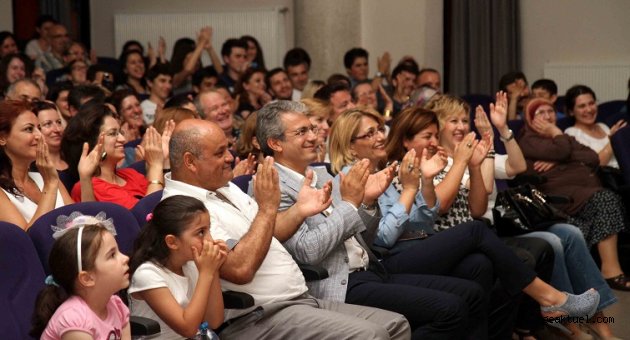 Tiyatronun yıldızları Karşıyaka’da yetişiyor