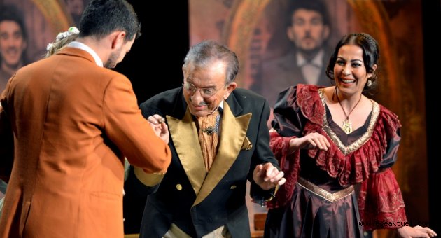 Tiyatronun yıldızları Karşıyaka’dan geçti