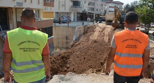 Torbalı Belediyesi bölgede yaraları sarmaya başladı
