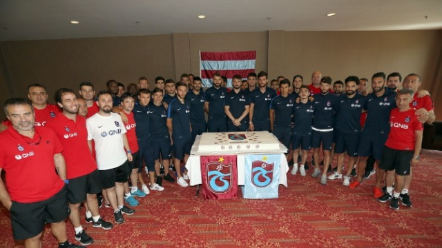 Trabzonspor Kuruluş Yıldönümünü Macaristan'da Pasta Keserek Kutladı