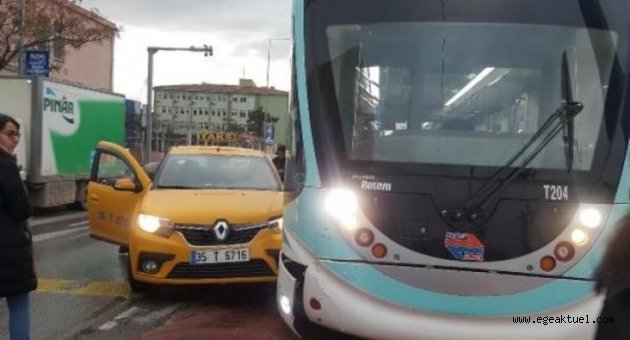 Tramvay ile taksi çarpıştı