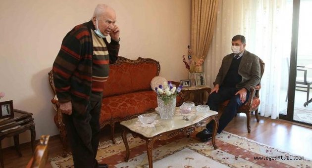 Tugay’dan asırlık çınara ziyaret