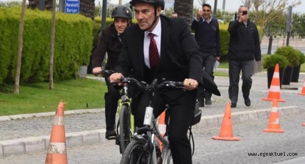 Tunç Soyer, 23 Nisan kutlamalarına bisikletle gitti