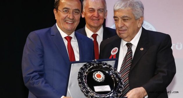 TÜRFAD, futbola emek verenleri yaşarken ödüllendirdi