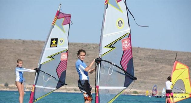 Alaçatı'da rüzgar sörfüne çocuk ilgisi