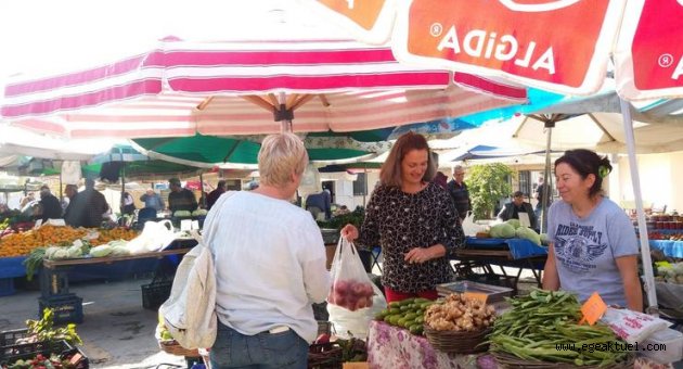 Türkçe öğrenmek için pazarcılık yapıyor
