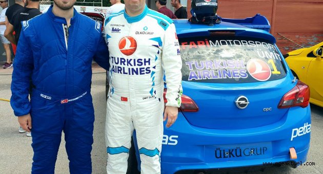 Ülkü ailesi baba oğul kürsüde
